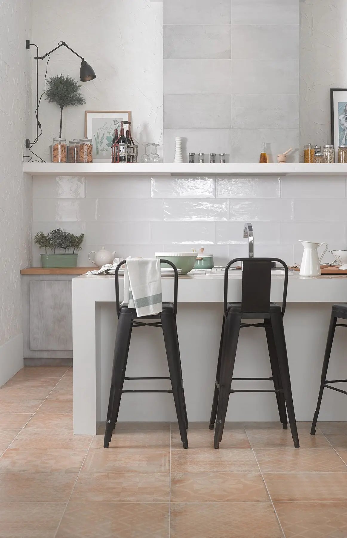 Magnolia Blanco Ceramic Wall Tile – room scene