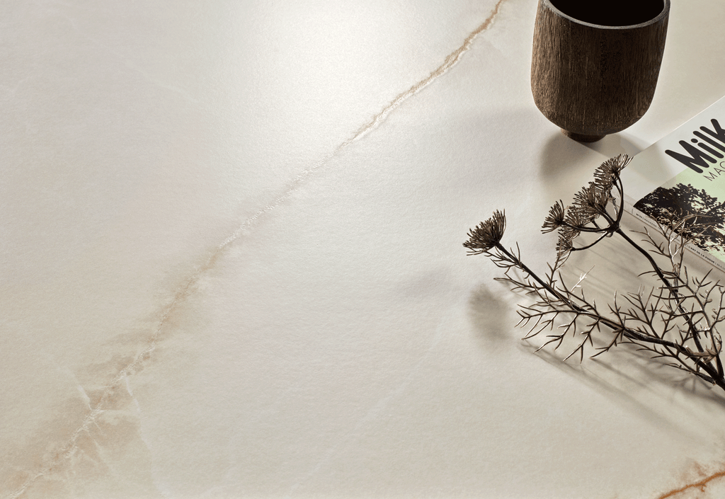 Onice Supreme Marfil Porcelain Tile – room scene