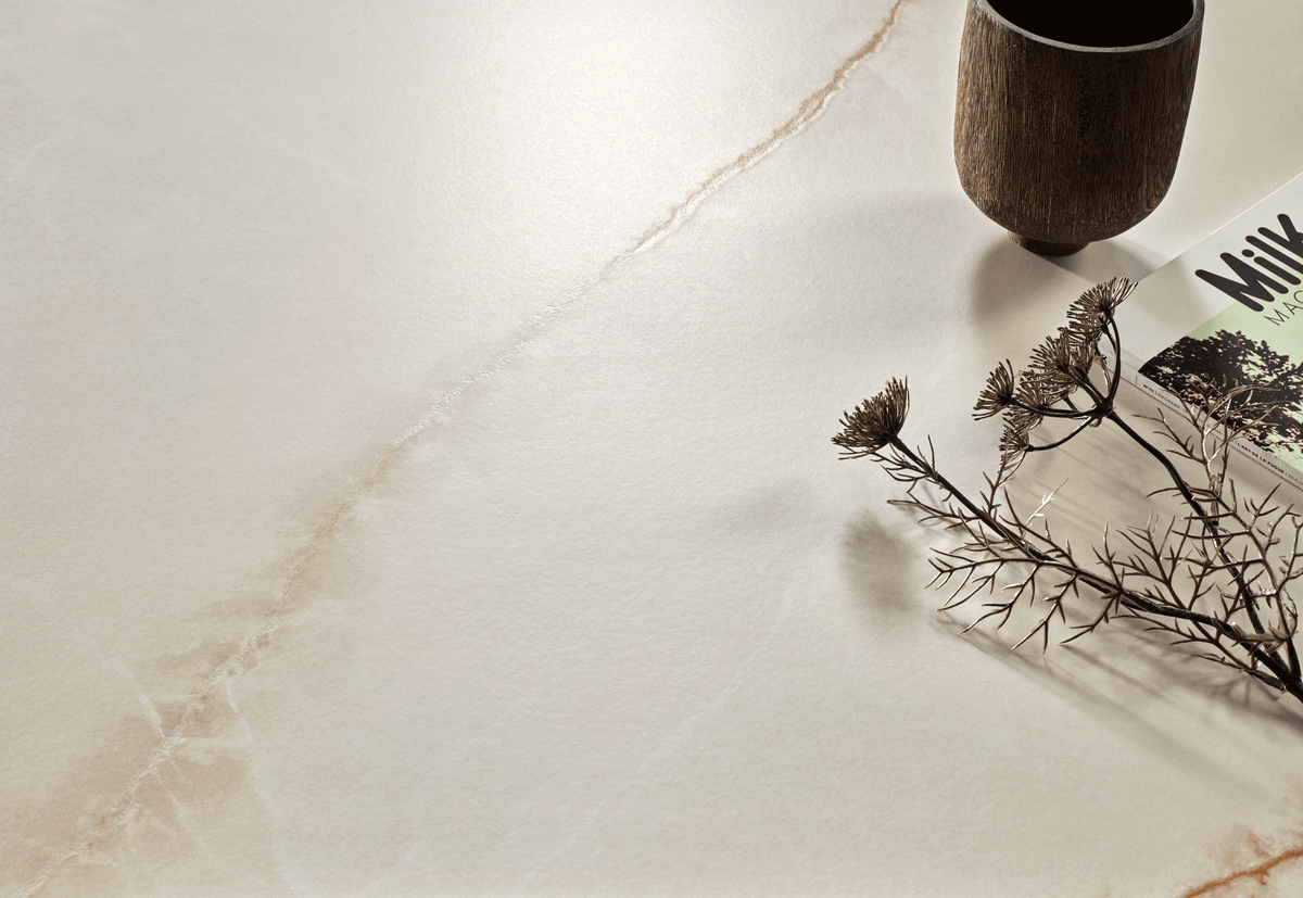 Onice Supreme Marfil Porcelain Tile – room scene